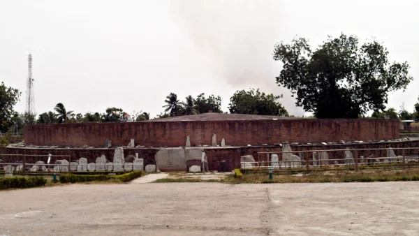 Which Buddhist Stupa features a platform with ‘Aryak Pillars’?